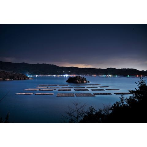 月光の弁天島と牡蠣筏